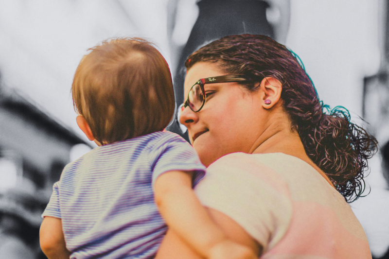 Proponen extender licencias de maternidad hasta por un año con goce de sueldo