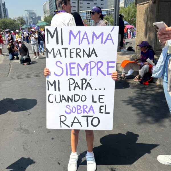 Exhiben a deudores alimentarios en puentes viales en Oaxaca; madres e infancias exigen justicia