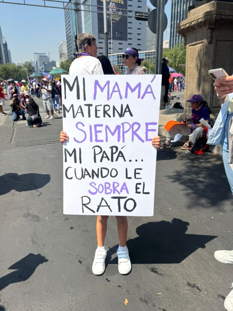 Exhiben a deudores alimentarios en puentes viales en Oaxaca; madres e infancias exigen justicia