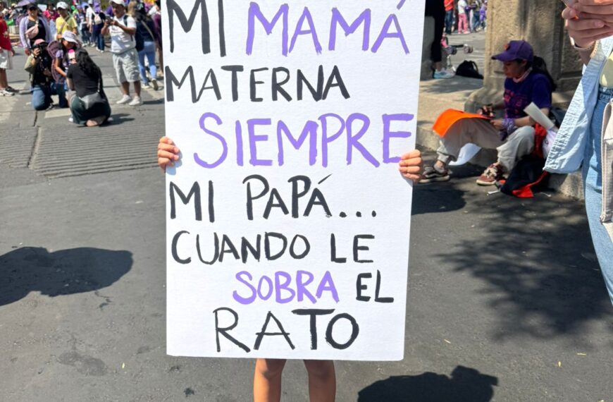 Exhiben a deudores alimentarios en puentes viales en Oaxaca; madres e infancias exigen justicia