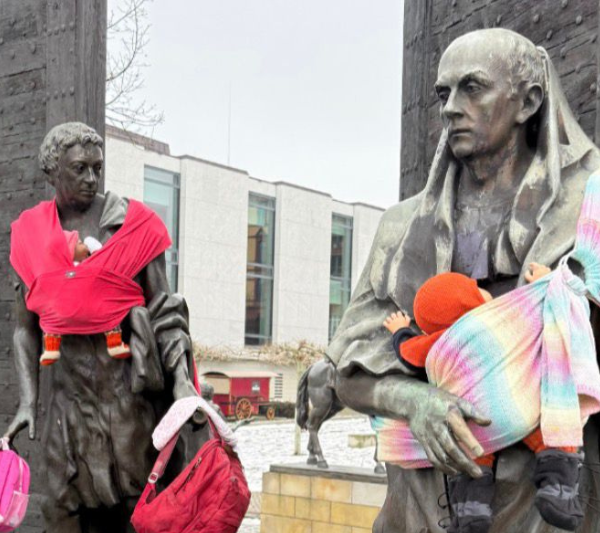 «Caring Men», la intervención de estatuas masculinas que visibiliza tareas de cuidado