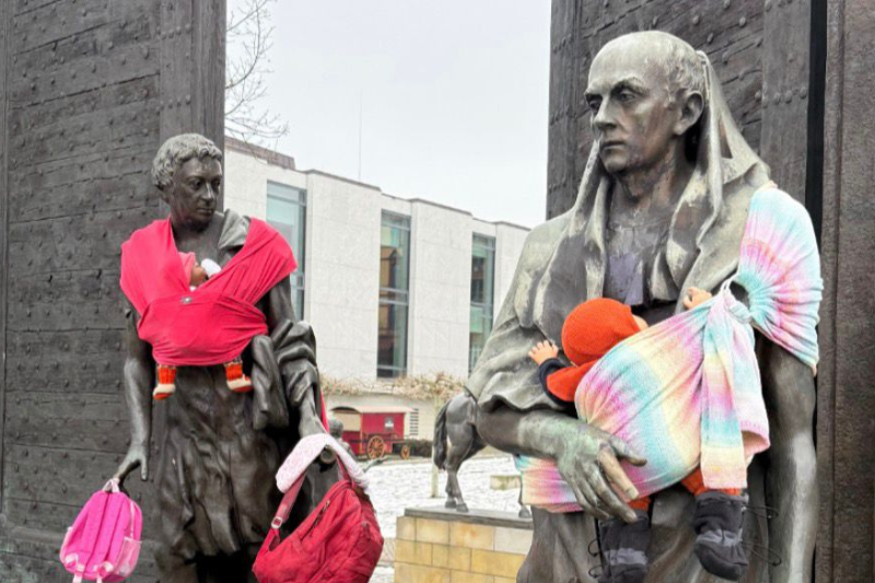«Caring Men», la intervención de estatuas masculinas que visibiliza tareas de cuidado