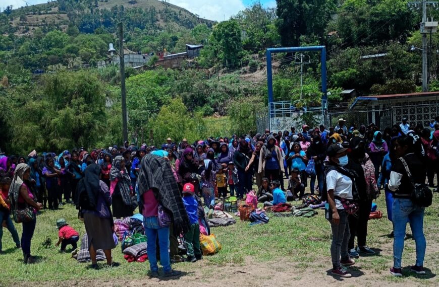 Durante 17 días siguen las balas y bombas en Huitzapula