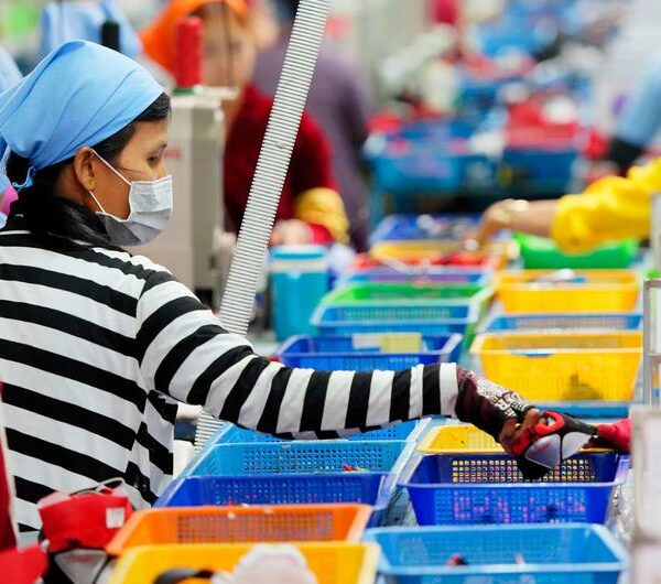 Vida y trabajo de mujeres “pagan el precio” por deuda de países: PNUD