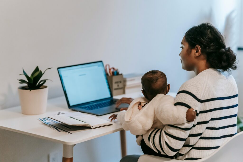 Aprueban dictamen para ampliar derechos de madres trabajadoras en posparto