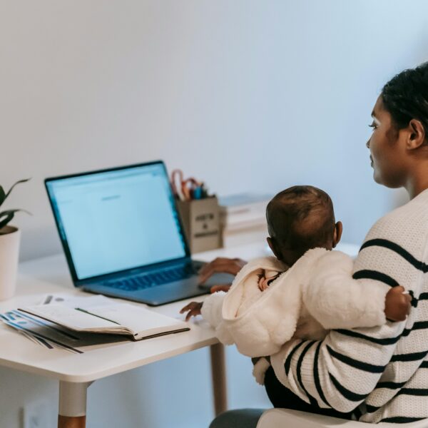 Aprueban dictamen para ampliar derechos de madres trabajadoras en posparto