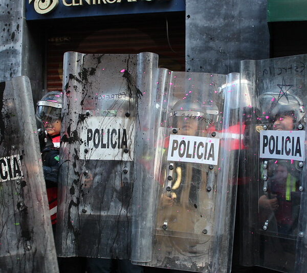 Registran agresiones contra jóvenes, defensoras y periodistas, en Mundial. Policías, los atacantes