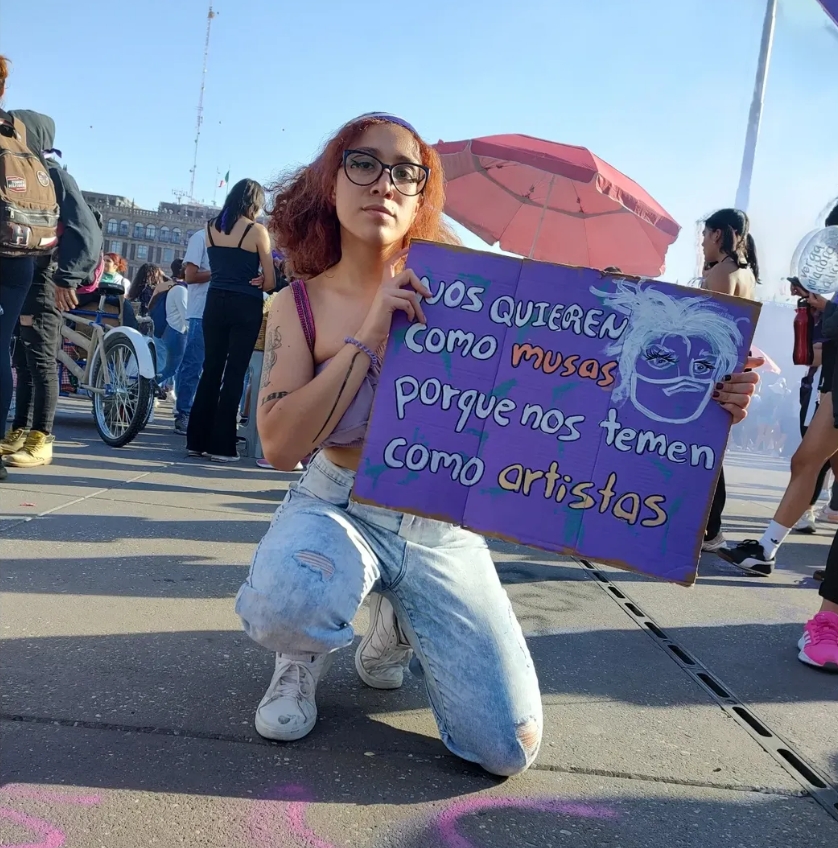 Emily González, maestra de muralismo. Foto recuperada de su cuenta personal de Instagram @infante_ubs