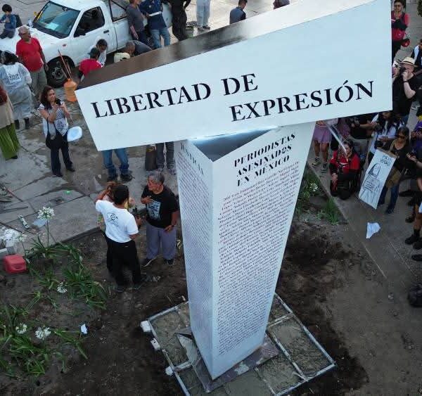 Instalan antimonumento “Aquí nadie olvida”, en la esquina de la información
