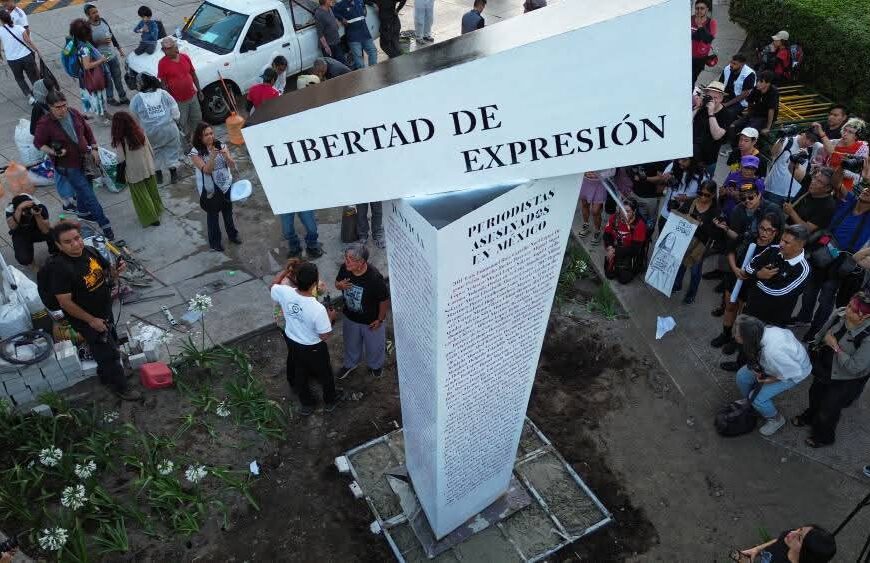 Instalan antimonumento “Aquí nadie olvida”, en la esquina de la información