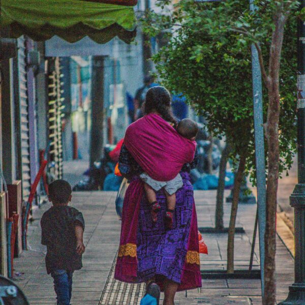 El espejismo de la seguridad: la deuda con mujeres migrantes en El Salvador