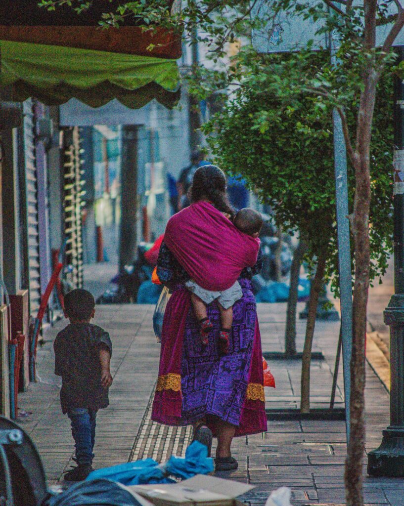El espejismo de la seguridad: la deuda con mujeres migrantes en El Salvador