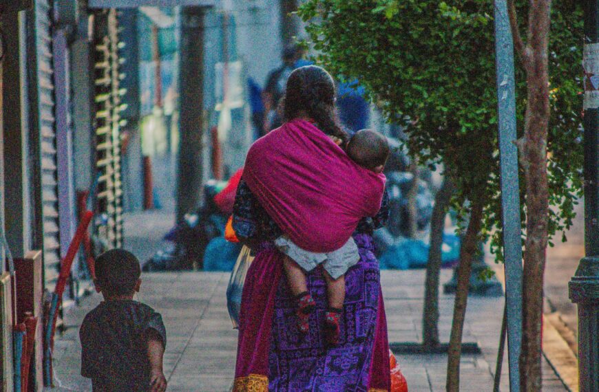 El espejismo de la seguridad: la deuda con mujeres migrantes en El Salvador