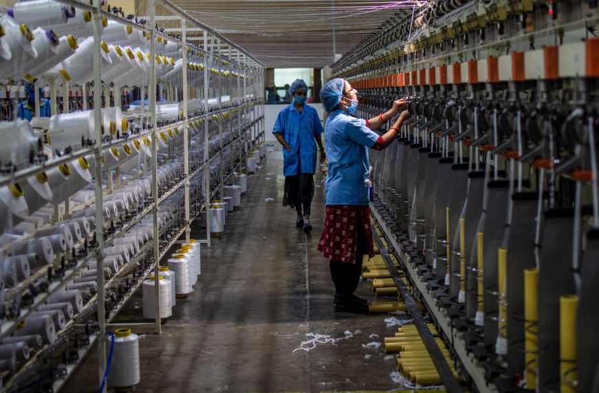 «Cuidar también es producir». Proponen incluir los cuidados en política industrial del país