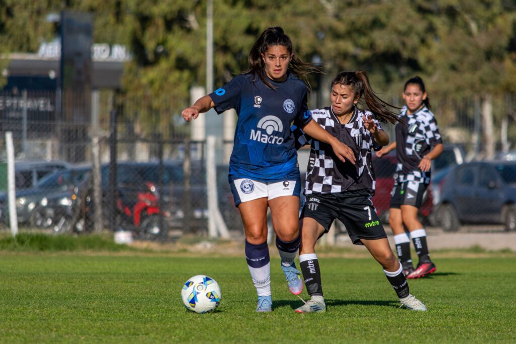 Más de 16 millones de mujeres futbolistas enfrentan brecha salarial y baja participación directiva