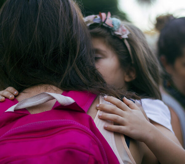 Disminuye la natalidad mundial: entre el costo de criar hijos, la tecnología y los derechos de las mujeres