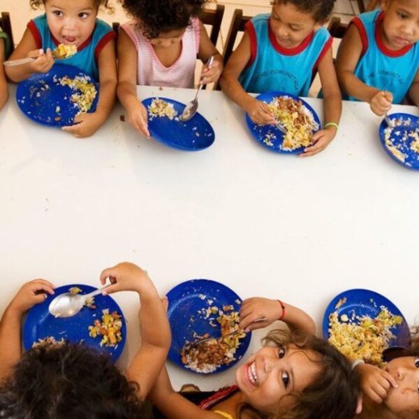 Programas de alimentación escolar reducen el hambre en América Latina; benefician a niñas y niños