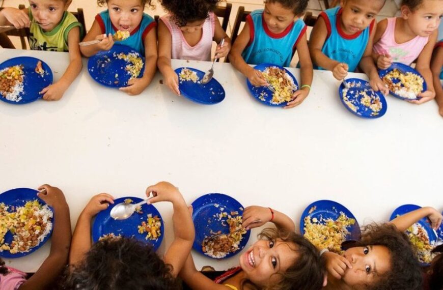 Programas de alimentación escolar reducen el hambre en América Latina; benefician a niñas y niños