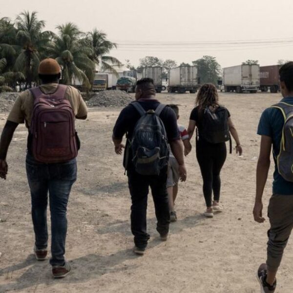Generación Z muestra mayor empatía hacia personas refugiadas, revela encuesta internacional