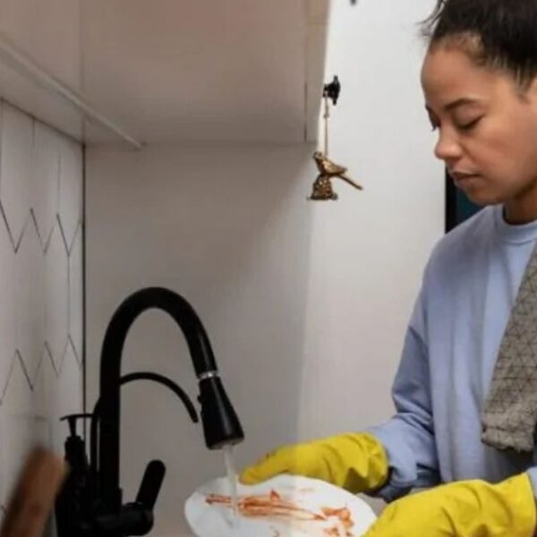 Trabajo de cuidados mantiene la mayor barrera para la participación laboral de las mujeres: IMCO