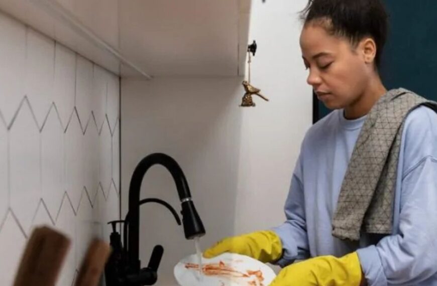 Trabajo de cuidados mantiene la mayor barrera para la participación laboral de las mujeres: IMCO